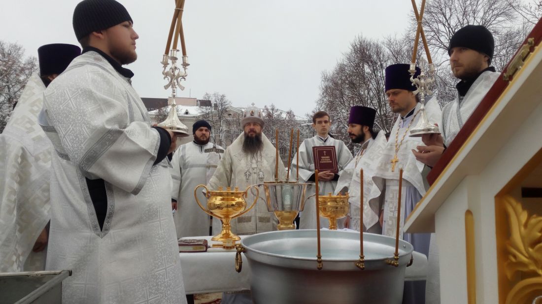 Как освятить комнату самостоятельно святой водой