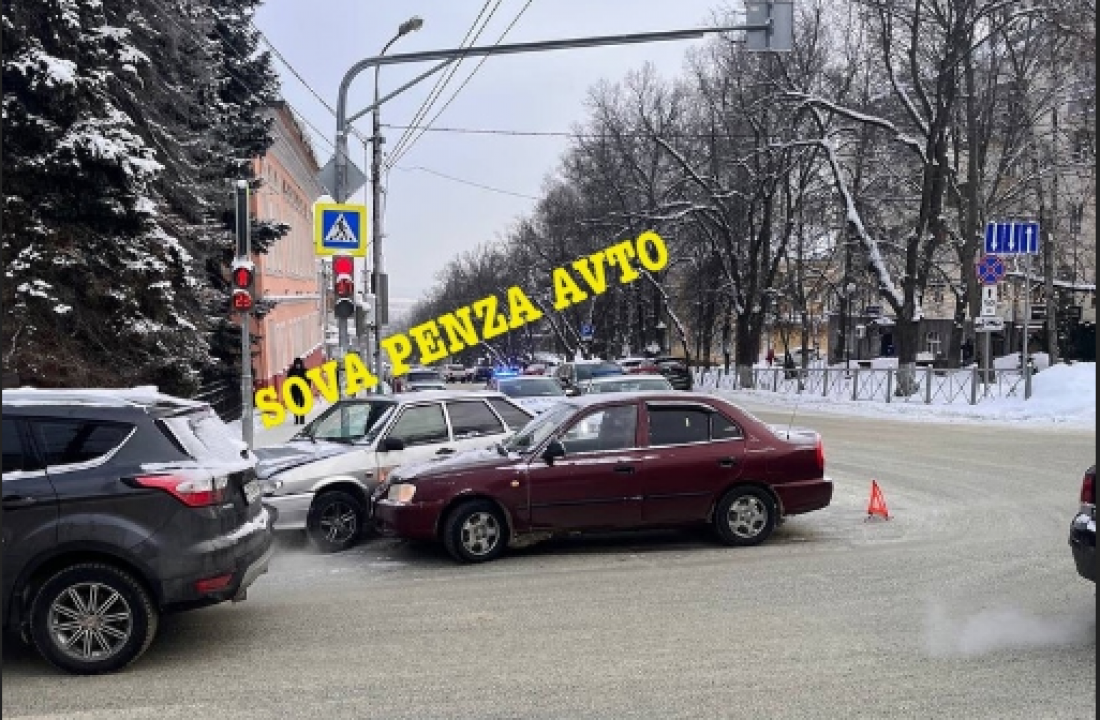 В Пензе на перекрестке улиц Володарского и Карла Маркса жестко столкнулись  две легковушки — Происшествия — Пенза СМИ