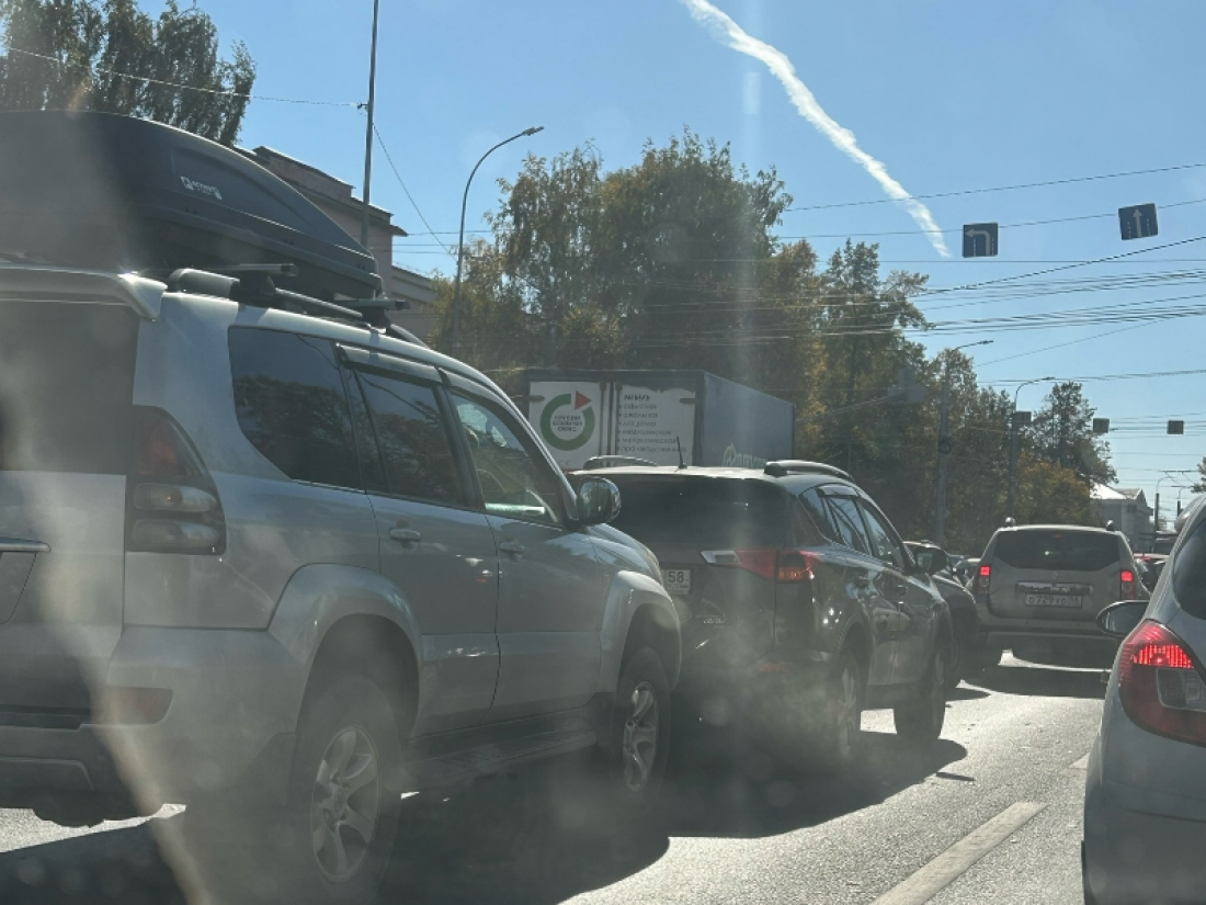 В Пензе образовалась пробка после ДТП на перекрестке улиц Гагарина и  Леонова — Происшествия — Пенза СМИ