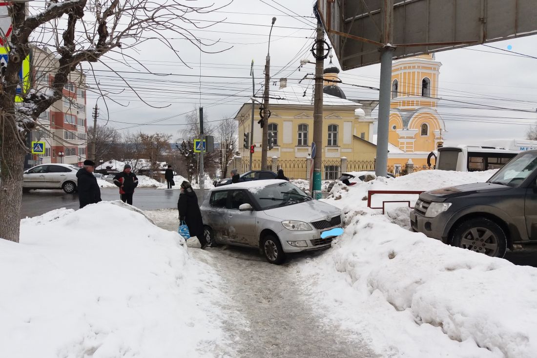 В Пензе на улице Чкалова иномарка вылетела на тротуар — Происшествия —  Пенза СМИ