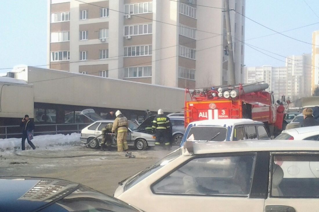 В Пензе прохожие вызвали пожарных к горящему ВАЗ-2114 — В сети — Пенза СМИ