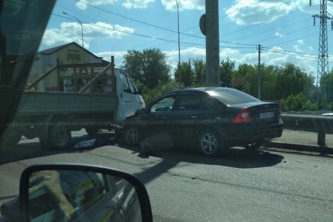 Бауманский путепровод пенза. Авария на Терновском мосту Пенза. Терновский мост Пенза. ДТП на Терновском мосту в Пензе сегодня. Авария на Бауманской вчера.