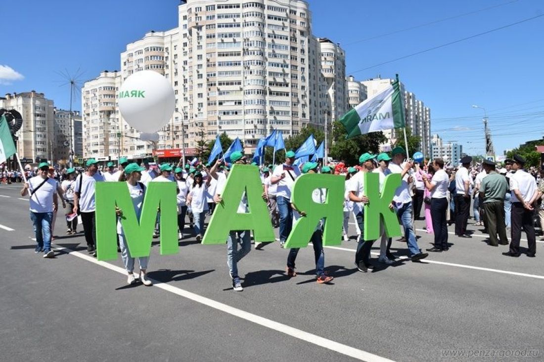 Рабочие компании «Маяк» прошли колонной по центральной площади Пензы —  Общество — Пенза СМИ