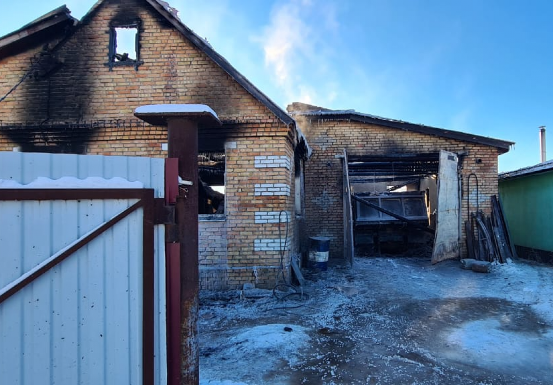 В селе Десятая артель под Пензой пожар уничтожил дом, гараж и КАМАЗ —  Происшествия — Пенза СМИ