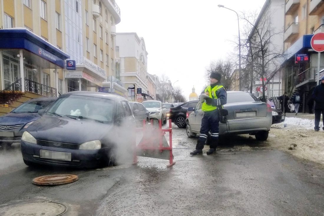 Калина пензе пенза. Типичная Пенза. Авария в Пензе сегодня на Московской улице. Улица подслушано Фролово улица Калинина машина колесо попала в люк. Хлебная машина провалилась Пенза сегодня.