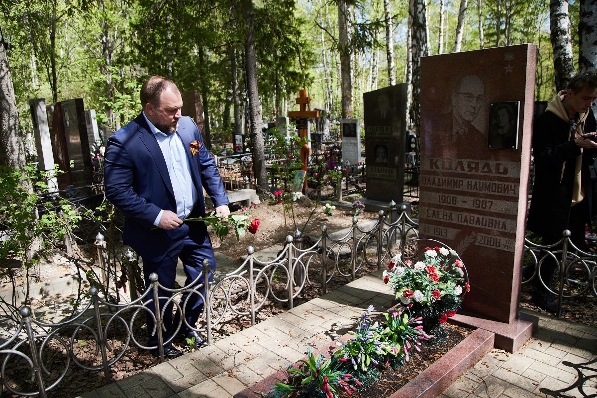 В Пензе депутаты возложили цветы на могилы героев войн и труда | 07.05.2022  | Пенза - БезФормата