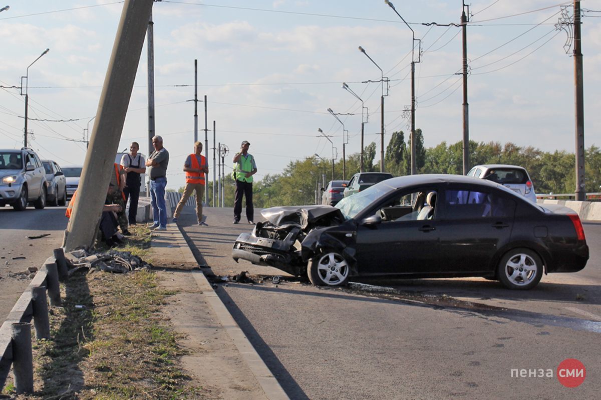 В Пензе водитель снес столб и скрылся на попутке — Происшествия — Пенза СМИ