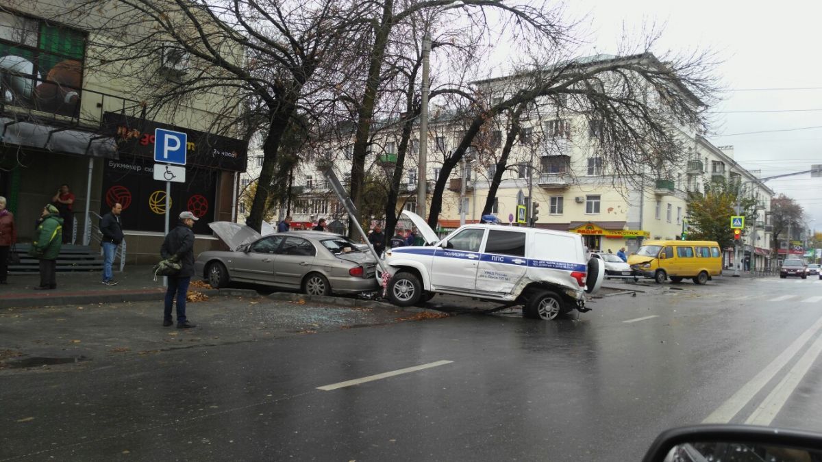 Появилось видео с места аварии с участием машины ППС в Пензе — В сети —  Пенза СМИ