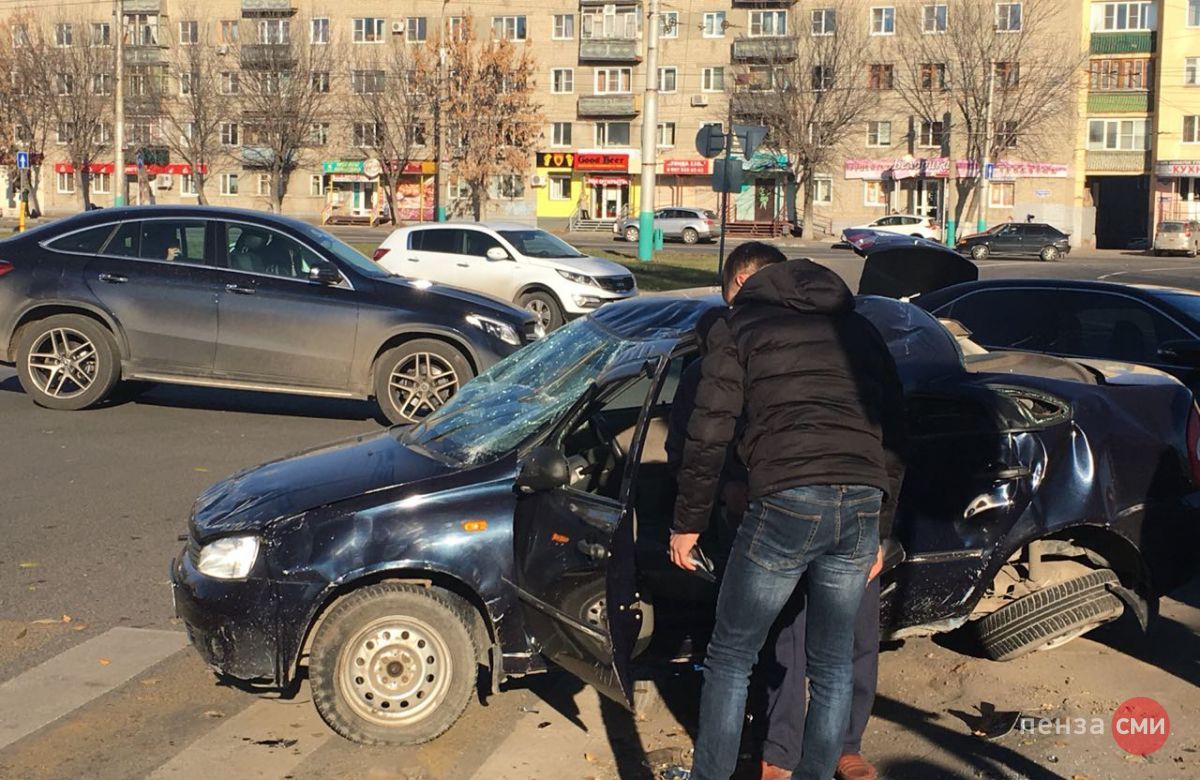 После пенза. Пенза происшествия сегодня. Машина перевернувшись на крышу ДТП Лада.