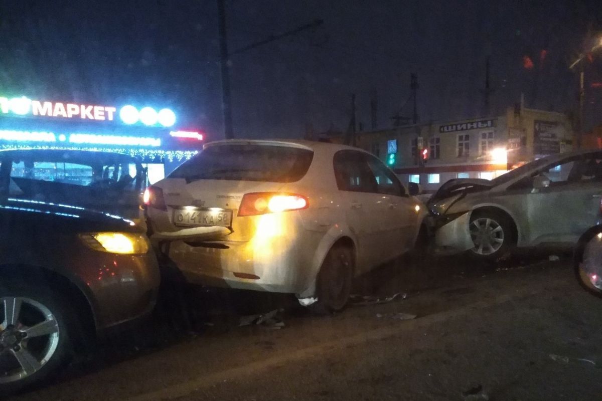 В Пензе водитель Toyota протаранил ВАЗ и задел еще две машины —  Происшествия — Пенза СМИ