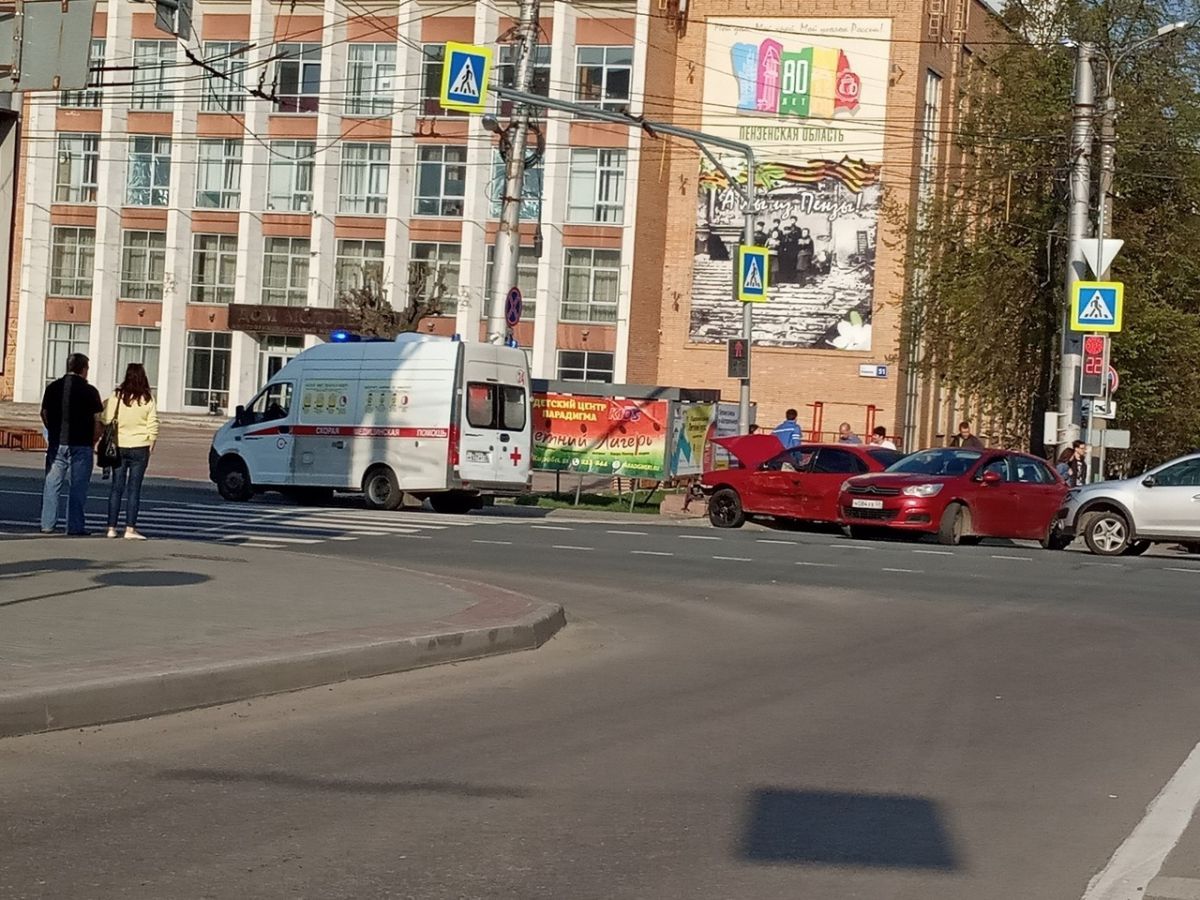 В центре Пензы иномарка протаранила столб и столкнулась с Рено — В сети —  Пенза СМИ