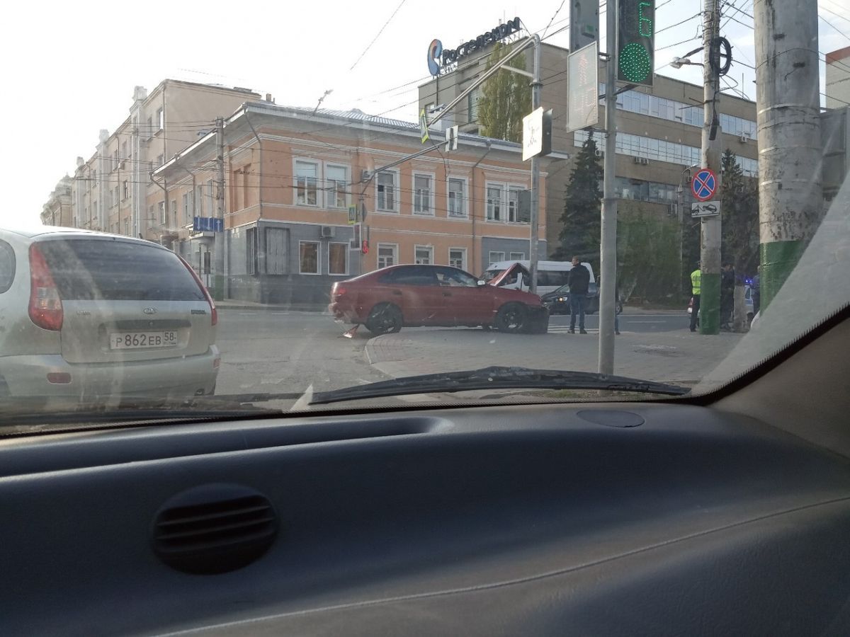 В центре Пензы иномарка протаранила столб и столкнулась с Рено — В сети —  Пенза СМИ