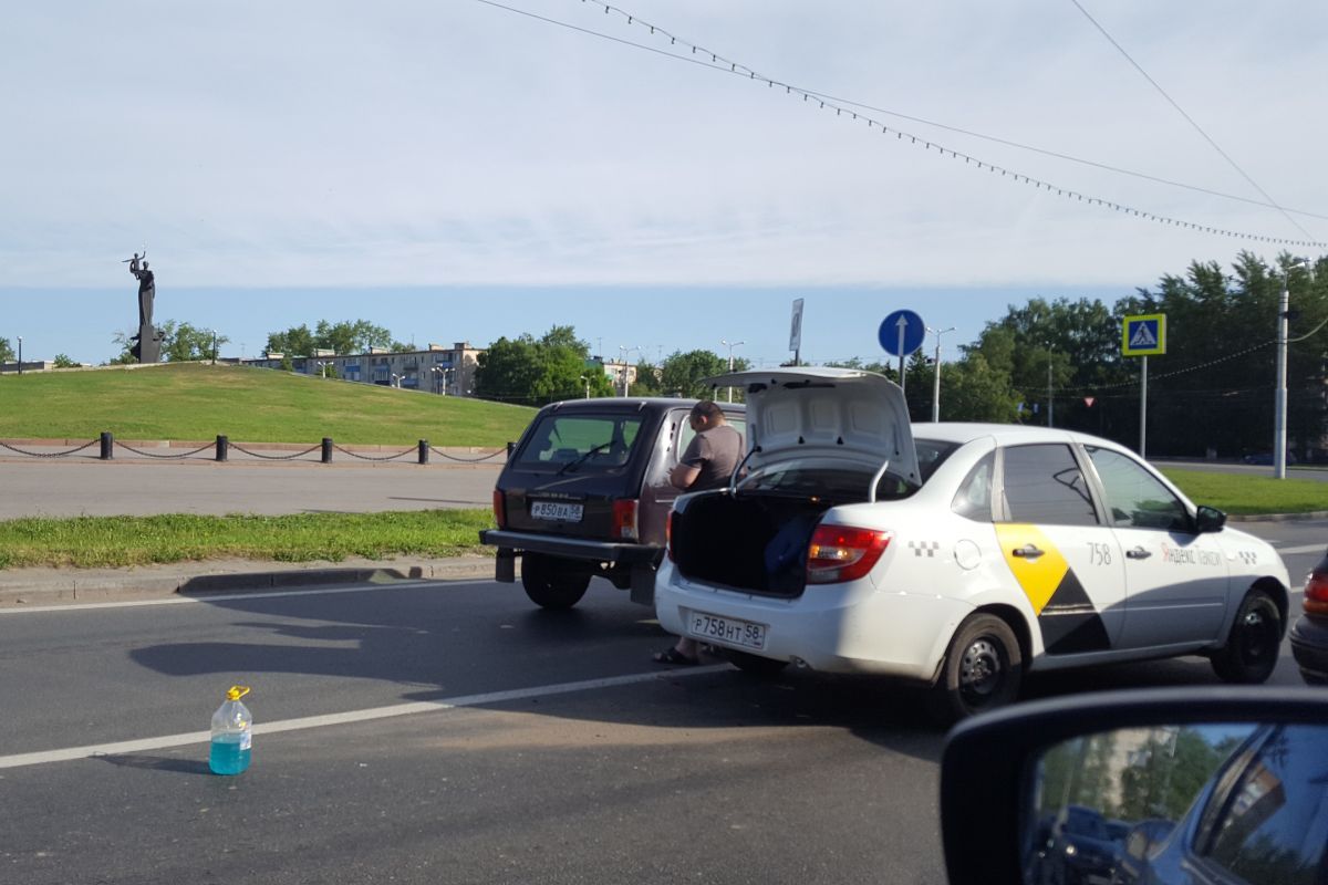 В Пензе улица Карпинского замерла из-за ДТП около Монумента трудовой и  воинской славы — В сети — Пенза СМИ