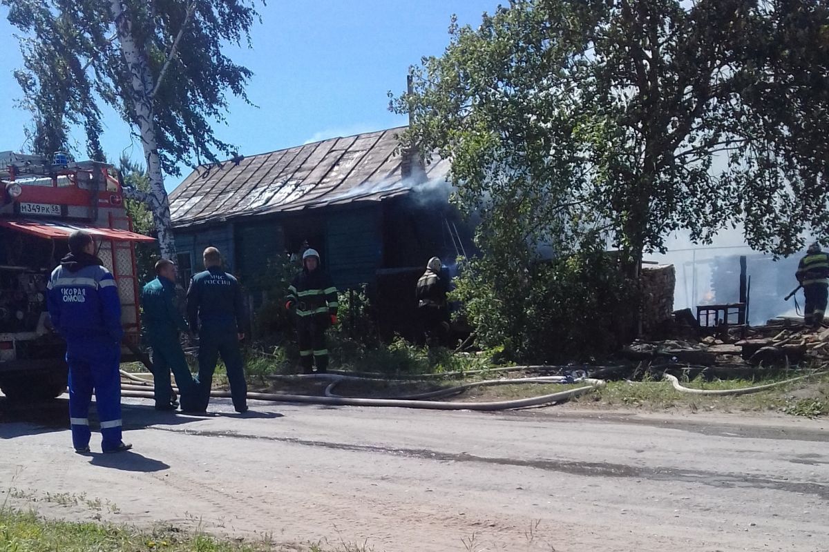 Восемнадцать пожарных тушили горящий дом на улице Бухарской в Пензе —  Происшествия — Пенза СМИ